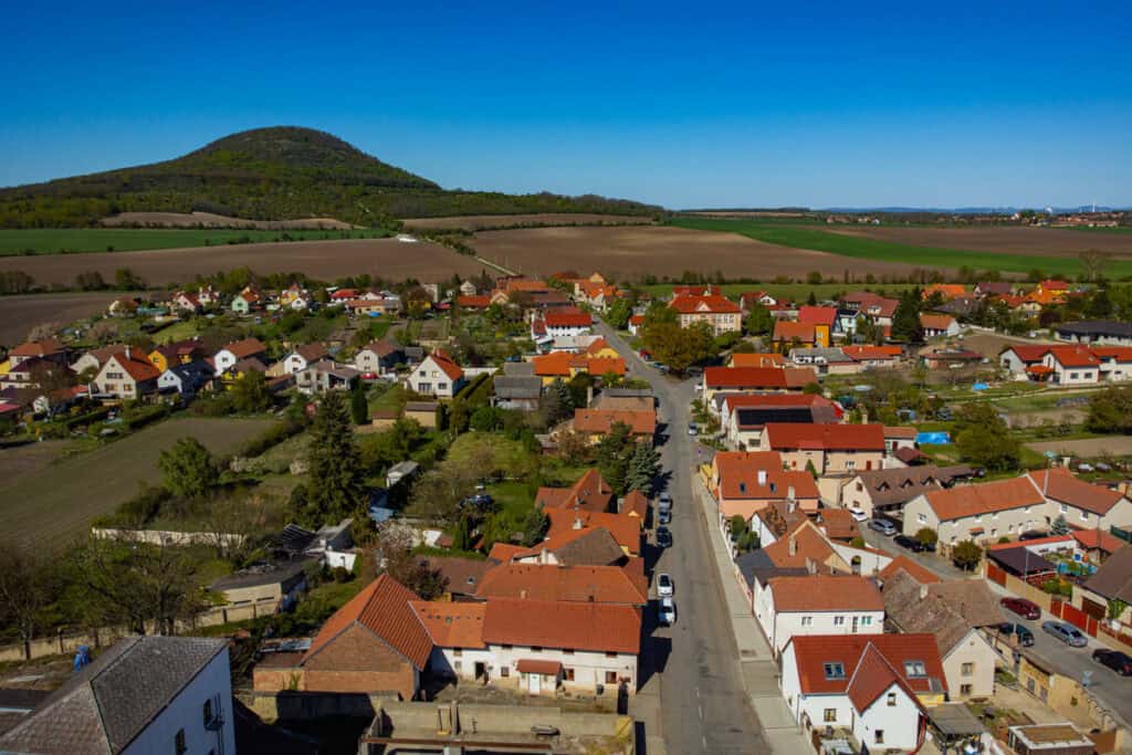 LeteckÃ½ pohled na MnetÄ›Å¡ a horu Å˜Ã­p